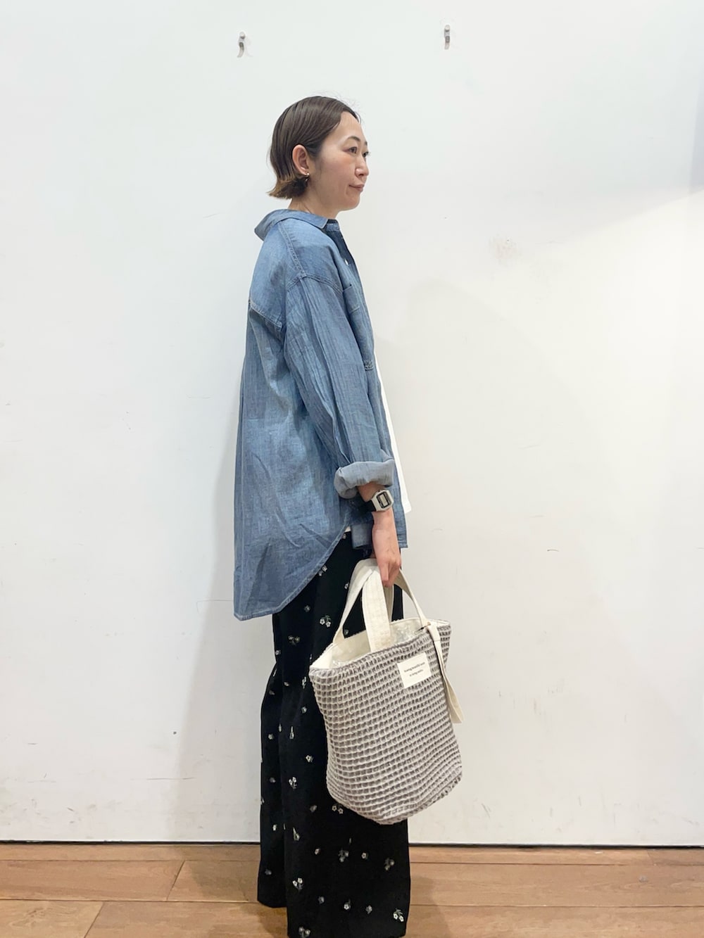 ブルー系のシャツ/ブラウス、ホワイト系のTシャツ/カットソー、ブラック系のその他パンツを着用したレディースの春コーディネートの3枚目の写真