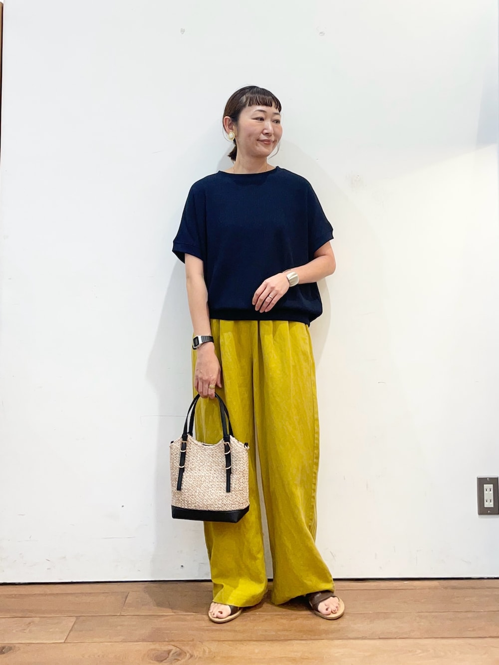ブルー系のTシャツ/カットソー、ブラック系のショルダーバッグ、ブラウン系のサンダルを着用したレディースの夏コーディネートの2枚目の写真