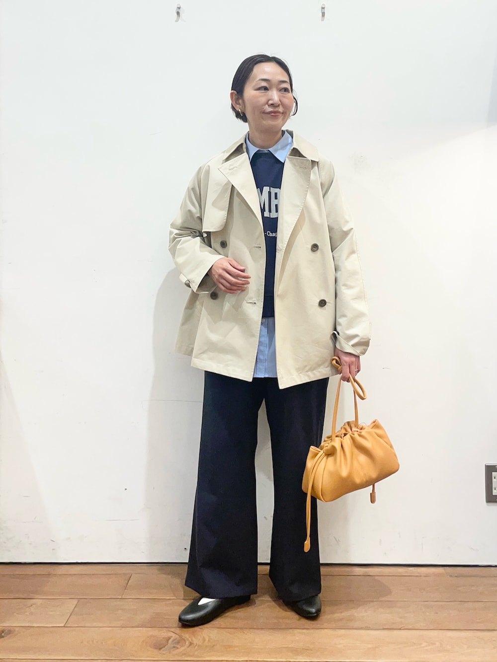 ブルー系のシャツ/ブラウス、ブルー系のスウェット、ブラック系のパンプスを着用したレディースの春コーディネートの6枚目の写真