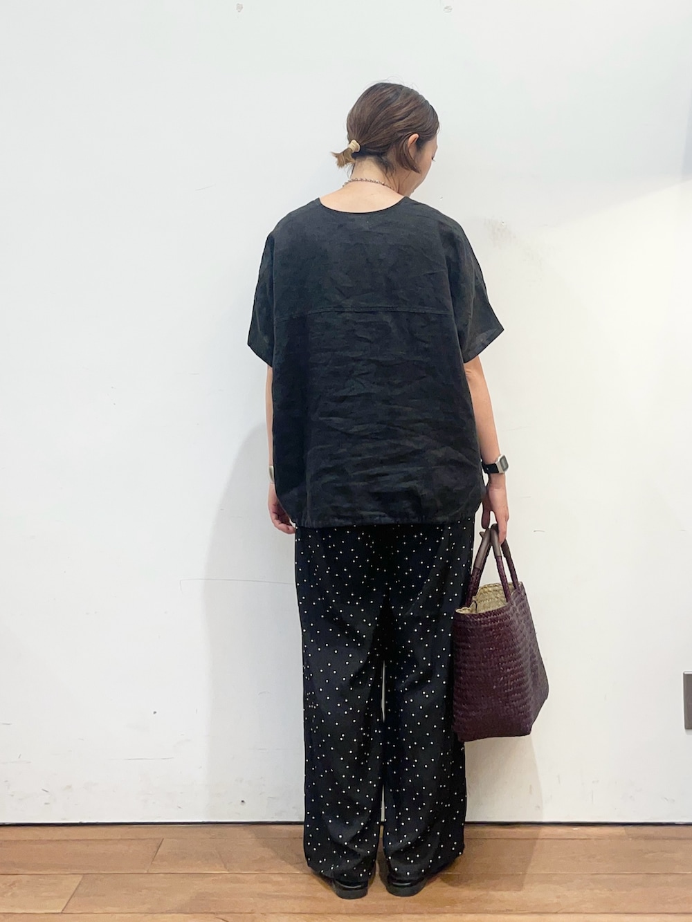 ブラック系のシャツ/ブラウス、ブラック系のサンダル、ブラック系のその他パンツを着用したレディースの夏コーディネートの4枚目の写真