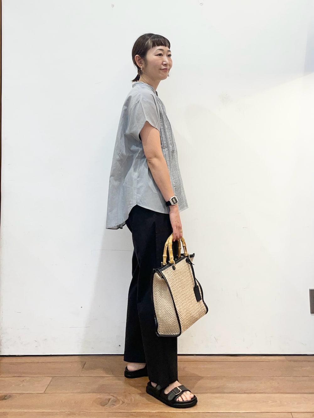 グレー系のシャツ/ブラウス、ブラック系のショルダーバッグ、ブラック系のその他パンツを着用したレディースの夏コーディネートの3枚目の写真