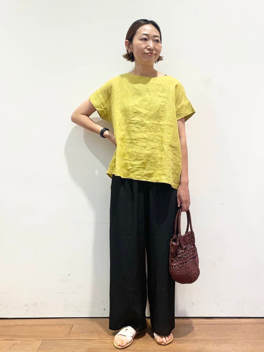 「大人カジュアル、urbanresearchdoors、ママコーデ、アーバンリサーチドアーズ、低身長コーデ、30代、ママファッション、キレイめカジュアル、リネン着こなし術」|「URBAN RESEARCH DOORSのカッティングサンダル(サンダル、ホワイト系)」を使った、urd_nanakoさん(レディース・154cm)の夏コーディネートの3枚目の写真