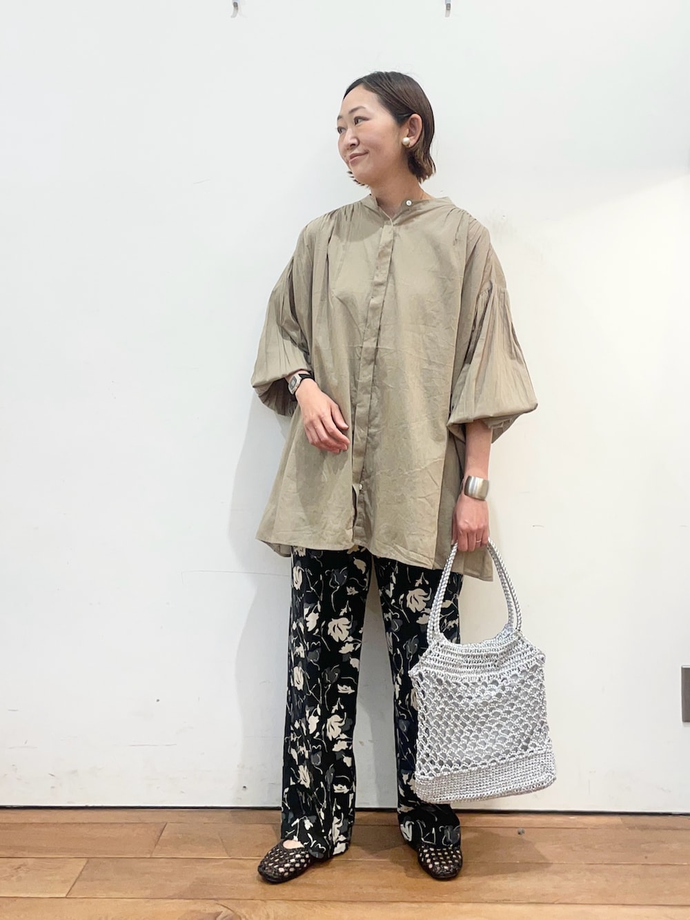 ベージュ系のシャツ/ブラウス、ブラック系のその他パンツ、ブラウン系のサンダルを着用したレディースの春コーディネートの2枚目の写真
