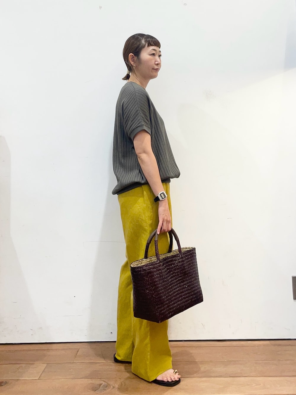 グレー系のTシャツ/カットソー、ブラック系のサンダル、イエロー系のその他パンツを着用したレディースの夏コーディネートの3枚目の写真