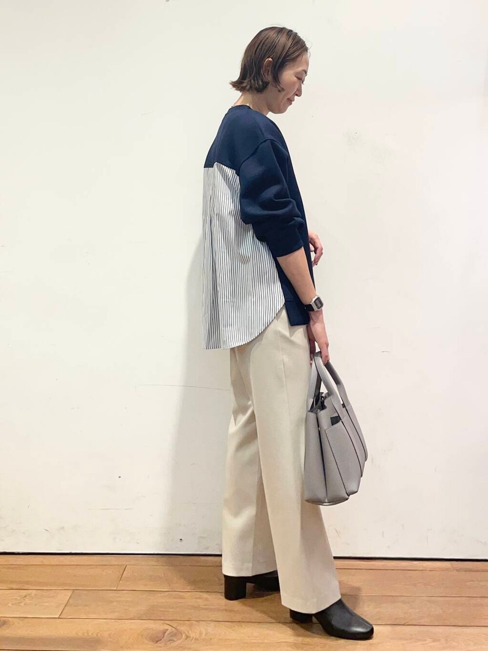 ブラック系のブーツ、ホワイト系のその他パンツ、グレー系のトートバッグを着用したレディースの冬コーディネートの4枚目の写真