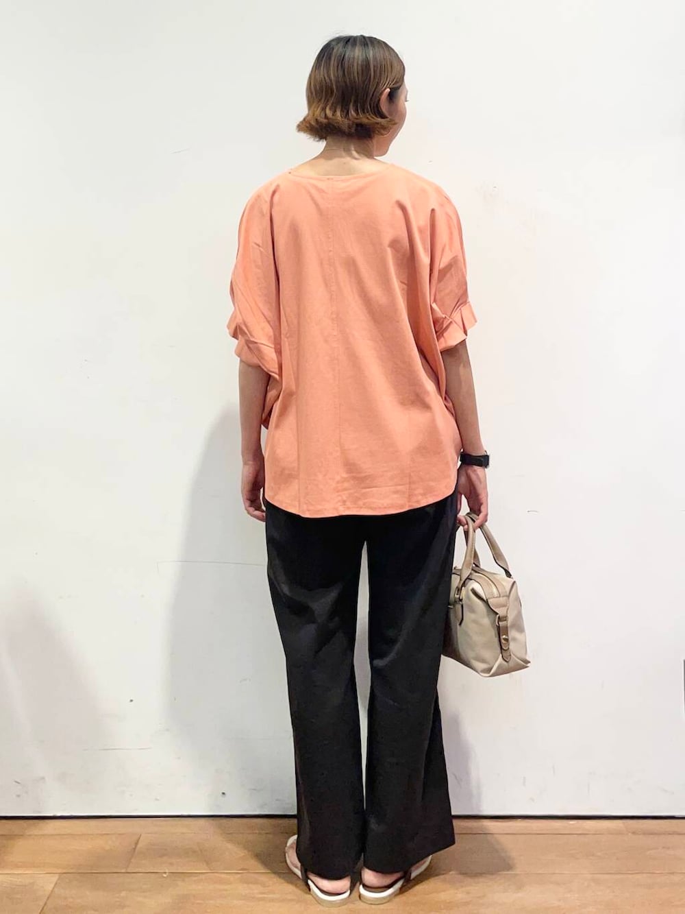「大人カジュアル、urbanresearchdoors、ママコーデ、アーバンリサーチドアーズ、低身長コーデ、30代、ママファッション、キレイめカジュアル、きれいめ派のtシャツコーデ」|「URBAN RESEARCH DOORSの『再入荷』レーヨンコットンイージーパンツ(その他パンツ、ブラック系)」を使った、urd_nanakoさん(レディース・154cm)の夏コーディネートの5枚目の写真