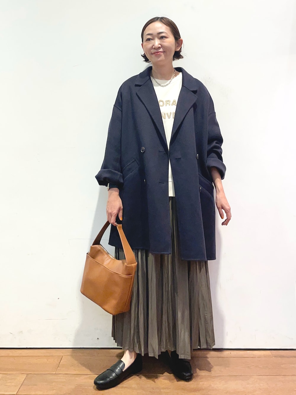 ブルー系のその他アウター、ホワイト系のスウェット、ベージュ系のスカートを着用したレディースの秋コーディネートの2枚目の写真