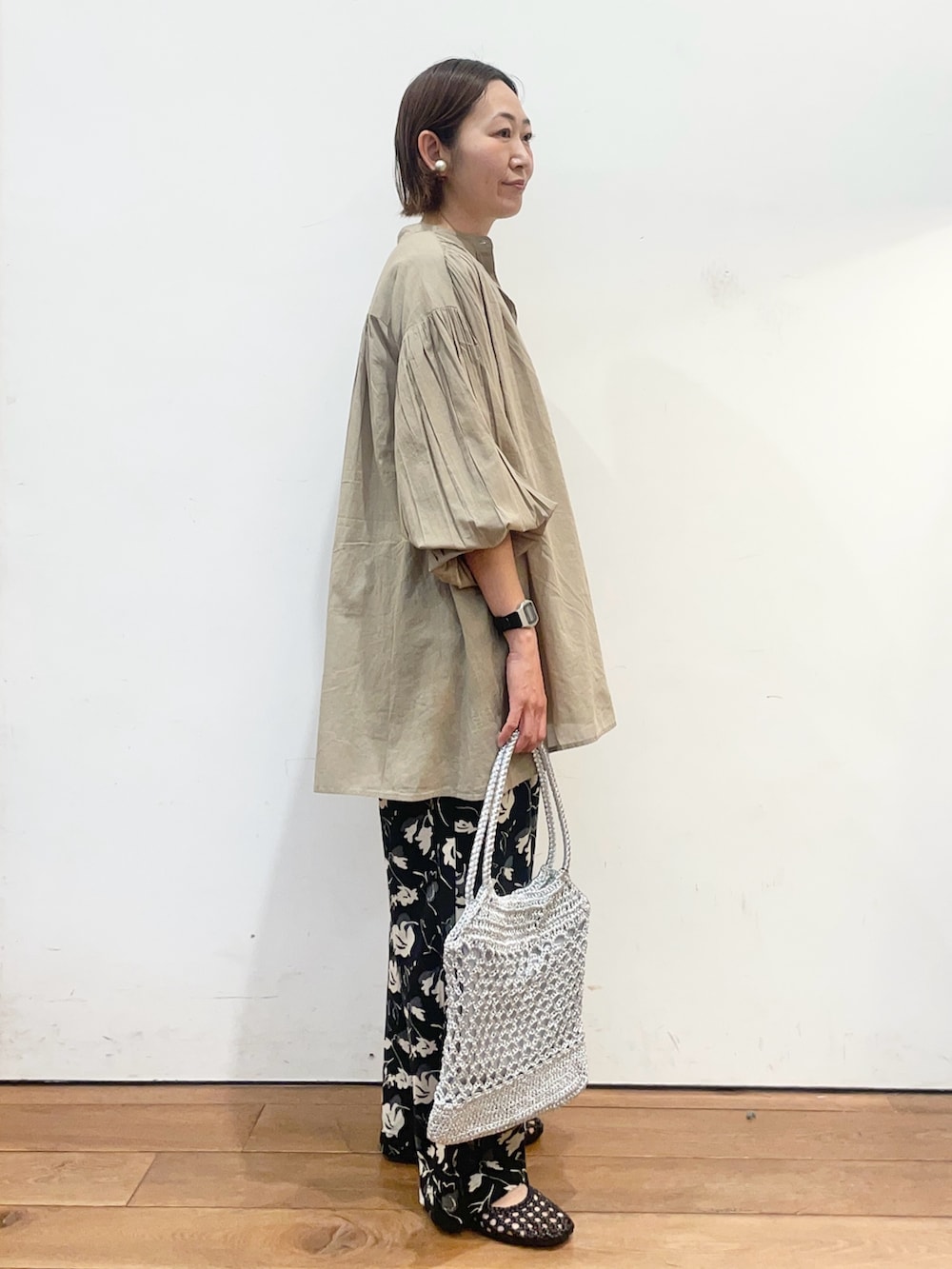 ベージュ系のシャツ/ブラウス、ブラック系のその他パンツ、ブラウン系のサンダルを着用したレディースの春コーディネートの3枚目の写真