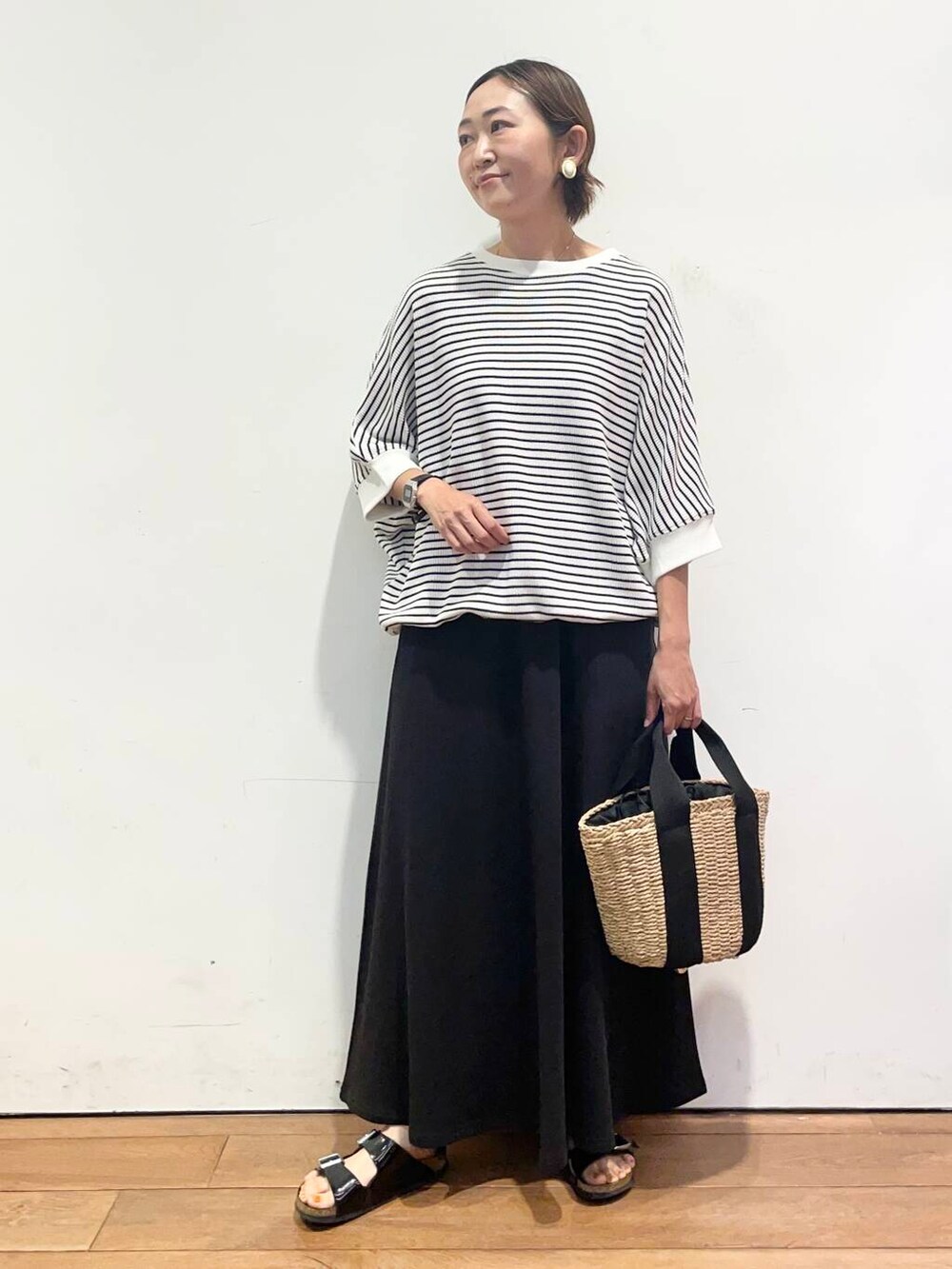 「大人カジュアル、urbanresearchdoors、ママコーデ、低身長コーデ、30代、ママファッション、キレイめカジュアル、一枚で決まるtシャツ」｜「RODE SKOのナチュラルカゴバッグ（ハンドバッグ、ベージュ系）」を使った、urd_nanakoさん（レディース・154cm）の夏コーディネートの2枚目の写真