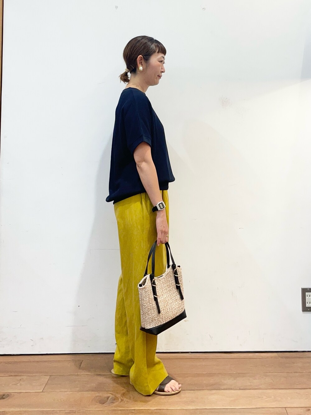 ブルー系のTシャツ/カットソー、ブラック系のショルダーバッグ、ブラウン系のサンダルを着用したレディースの夏コーディネートの3枚目の写真