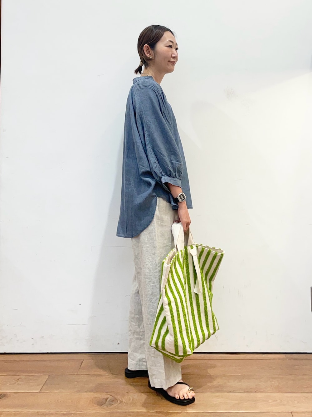 ブルー系のシャツ/ブラウス、ブラック系のサンダル、ベージュ系のその他パンツを着用したレディースの夏コーディネートの3枚目の写真