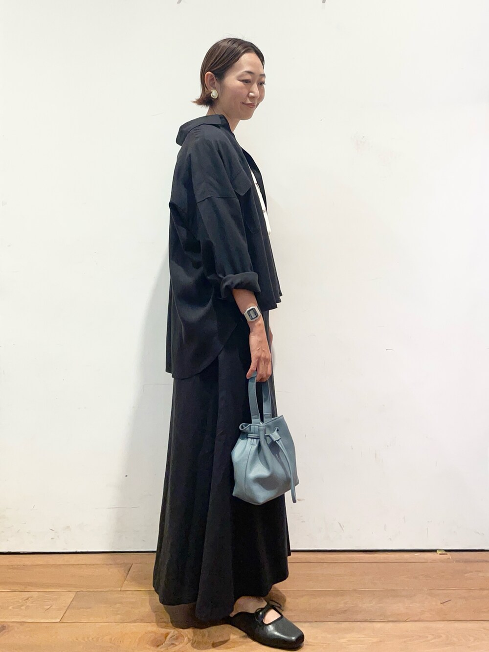 ベージュ系のTシャツ/カットソー、ブラック系のシャツ/ブラウス、ブラック系のスカートを着用したレディースの秋コーディネートの4枚目の写真