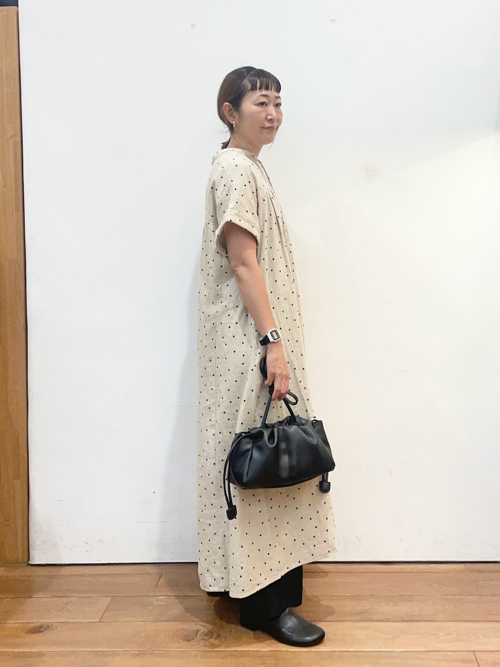 ベージュ系のワンピース、ブラック系のショルダーバッグ、ブラック系のその他シューズを着用したレディースの夏コーディネートの3枚目の写真