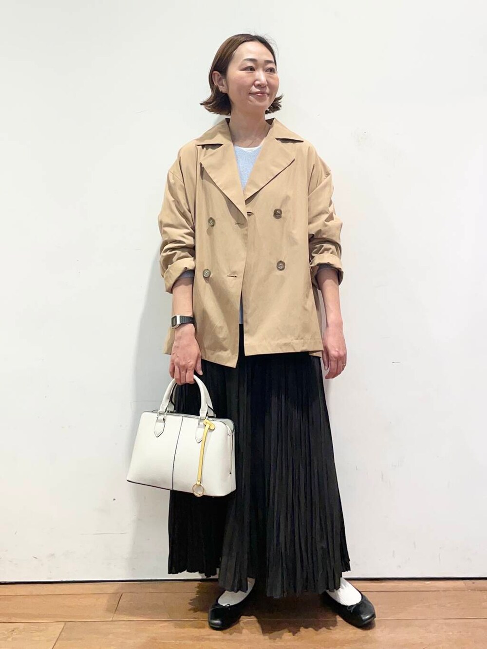 「大人カジュアル、urbanresearchdoors、ママコーデ、アーバンリサーチドアーズ、doors、低身長コーデ、30代、ママファッション、キレイめカジュアル、春アウターコーデ」｜「URBAN RESEARCH DOORSのコットン畦Vネックニット（ニット/セーター、ブルー系）」を使った、urd_nanakoさん（レディース・154cm）の春コーディネートの2枚目の写真