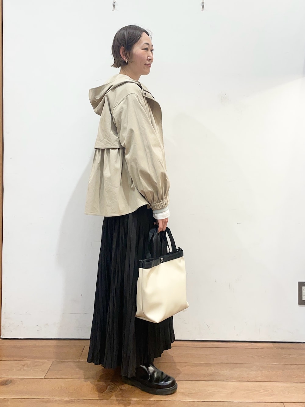 ベージュ系のその他アウター、グリーン系のスウェット、ホワイト系のTシャツ/カットソーを着用したレディースの春コーディネートの3枚目の写真