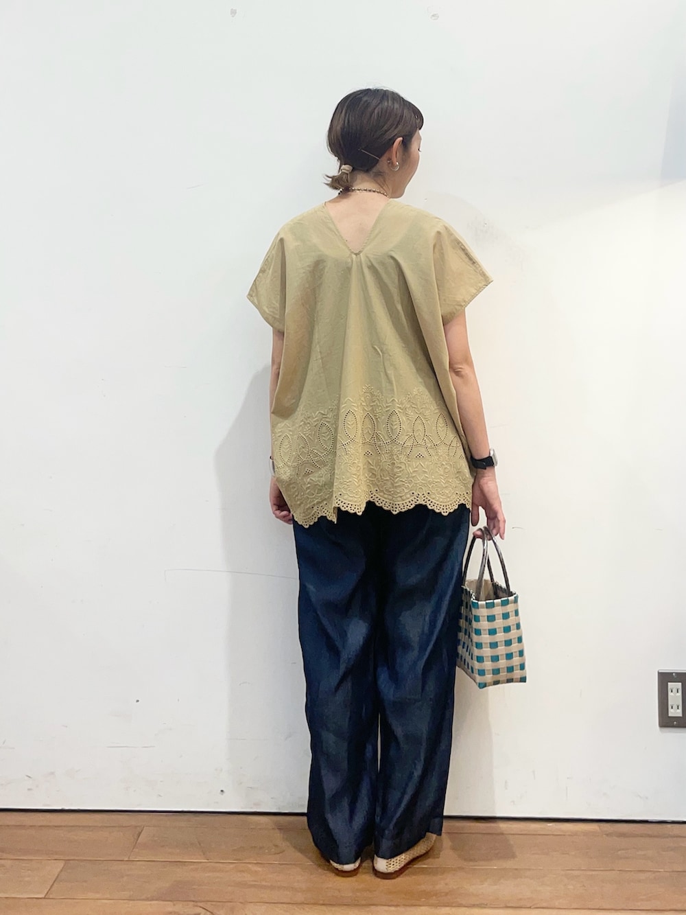 ベージュ系のシャツ/ブラウス、ベージュ系のバレエシューズ、グリーン系のショルダーバッグを着用したレディースの夏コーディネートの5枚目の写真