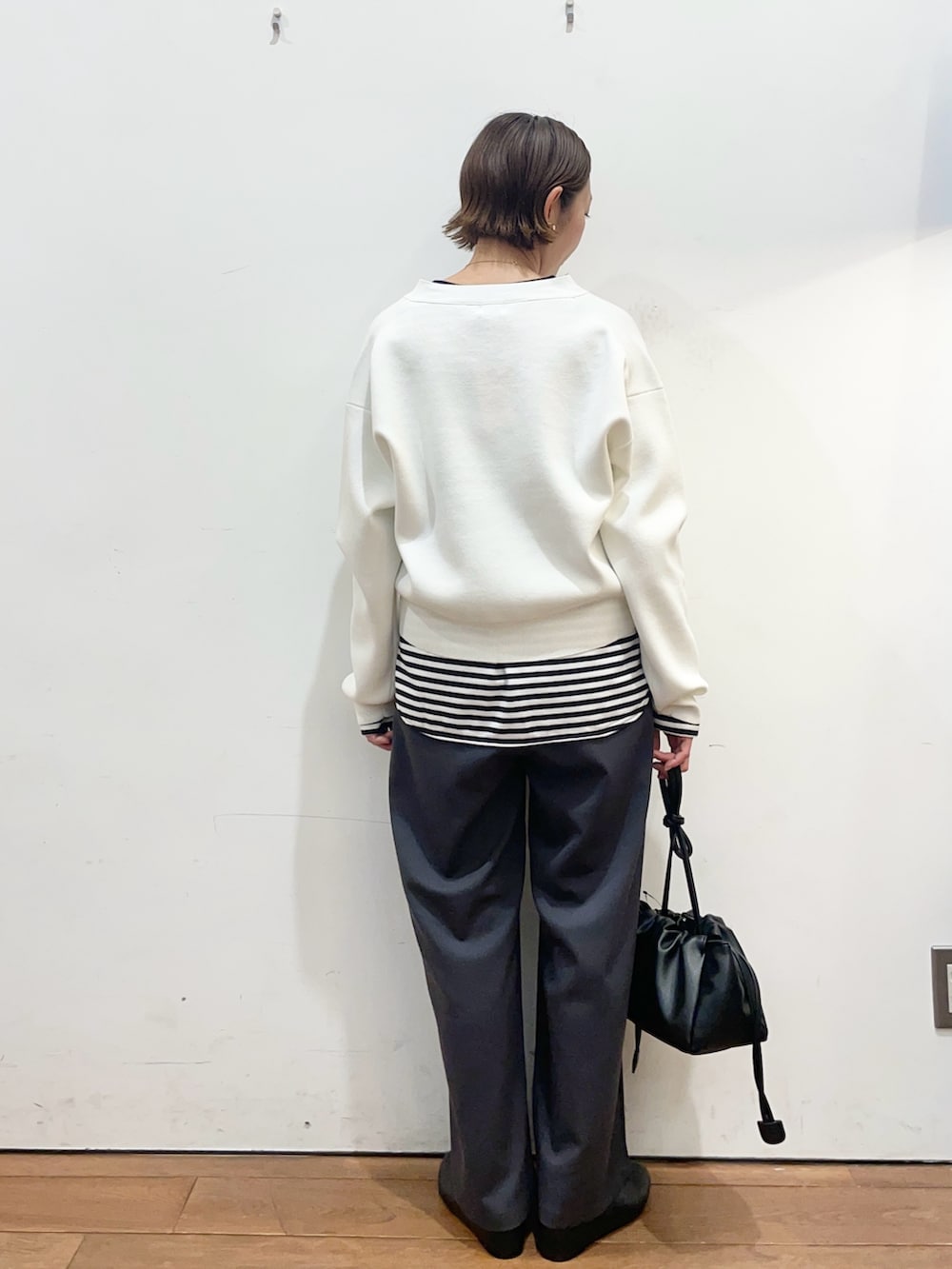 ホワイト系のカーディガン/ボレロ、ホワイト系のTシャツ/カットソー、グレー系のその他パンツを着用したレディースの春コーディネートの4枚目の写真