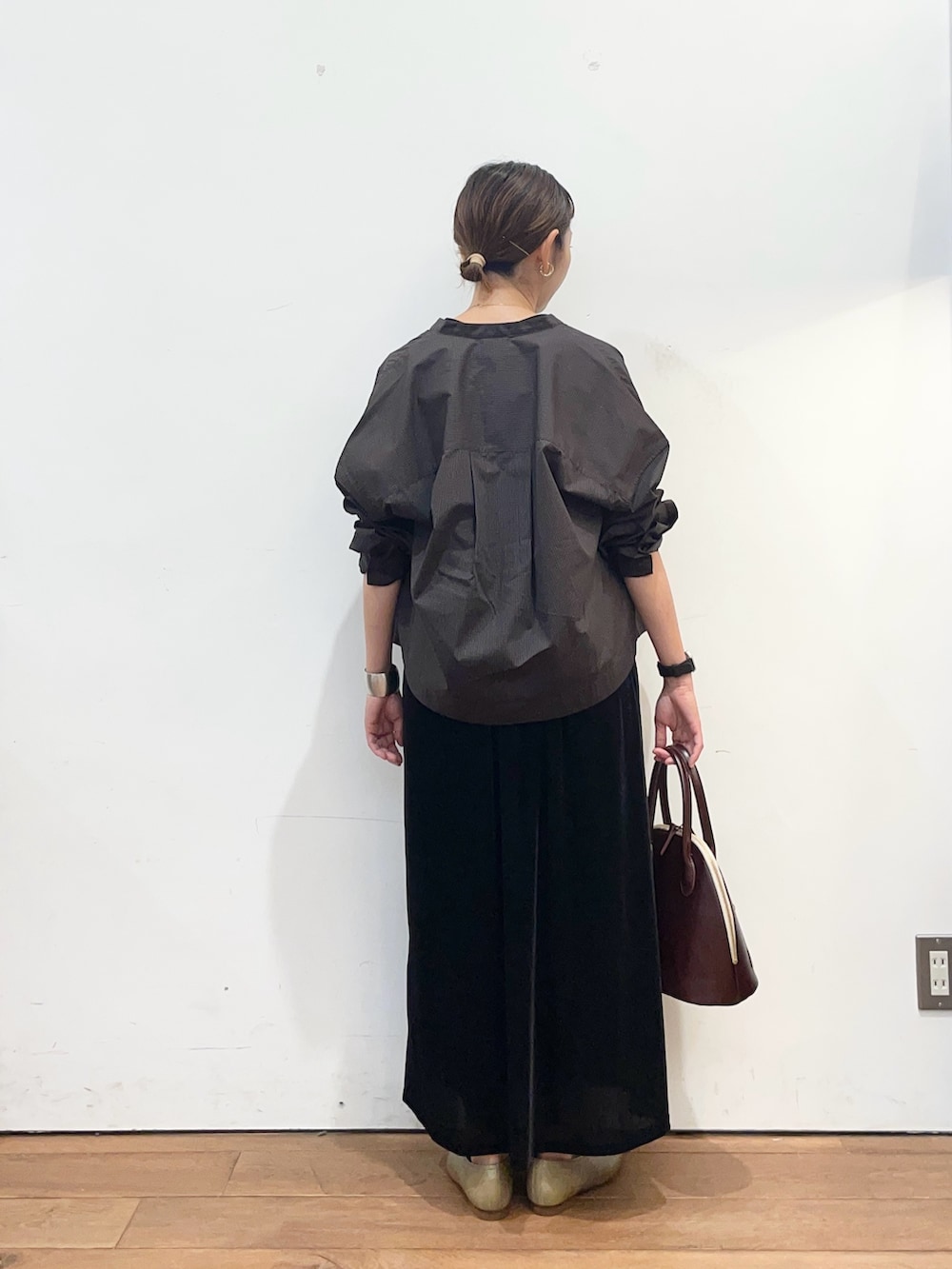 ブラック系のワンピース、ブラウン系のシャツ/ブラウス、レッド系のハンドバッグを着用したレディースの秋コーディネートの4枚目の写真