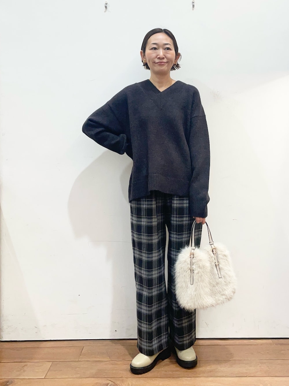 ブルー系のニット/セーター、ブルー系のその他パンツ、ベージュ系のブーツを着用したレディースの冬コーディネートの2枚目の写真