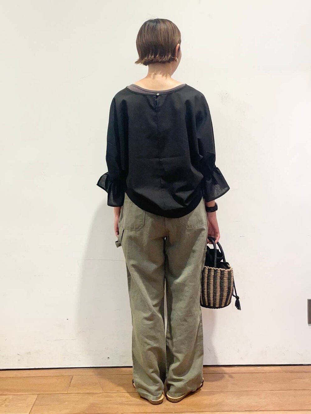 「大人カジュアル、urbanresearchdoors、ママコーデ、アーバンリサーチドアーズ、低身長コーデ、30代、ママファッション、キレイめカジュアル、リネン着こなし術」｜「URBAN RESEARCH DOORSの巾着カゴバッグ（ハンドバッグ、ブラック系）」を使った、urd_nanakoさん（レディース・154cm）の夏コーディネートの6枚目の写真
