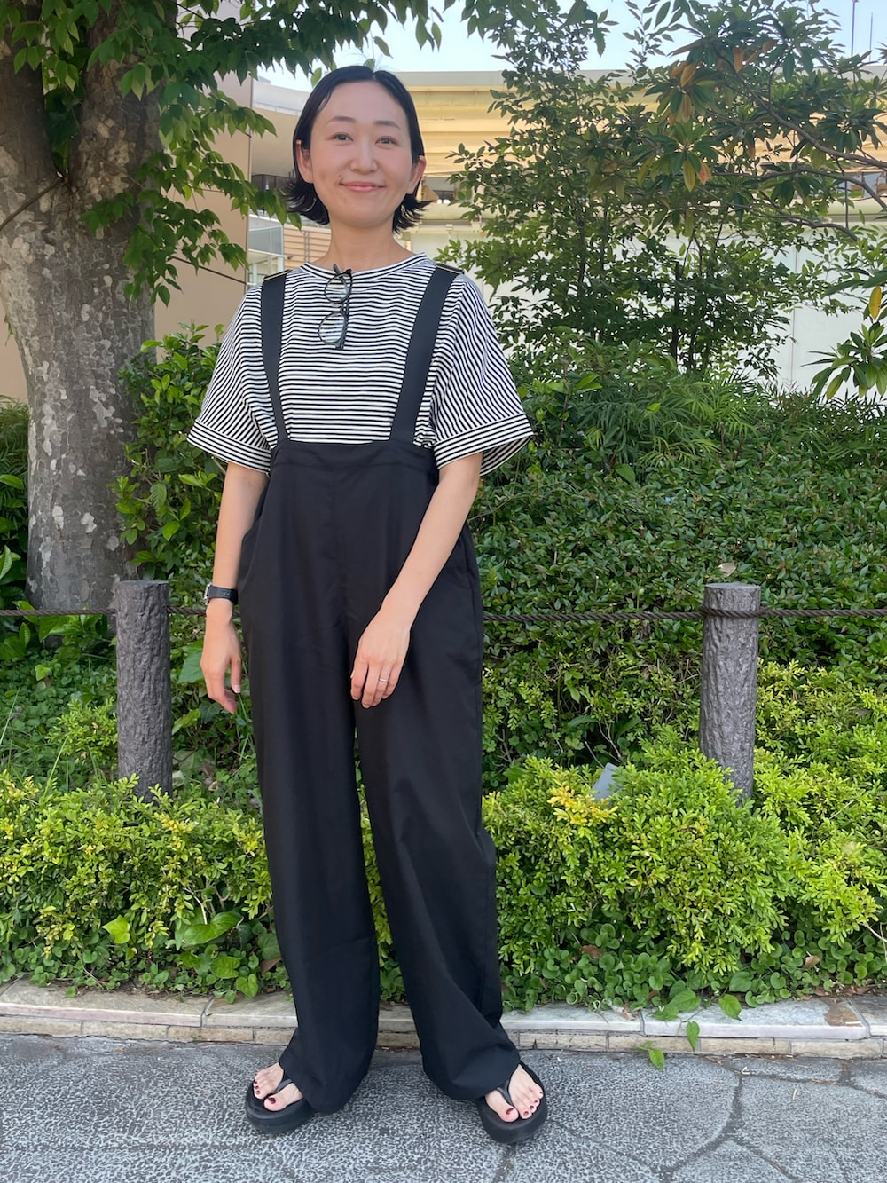 ホワイト系のTシャツ/カットソー、ブラック系のサロペット/オーバーオールを着用したレディースの夏コーディネートの2枚目の写真