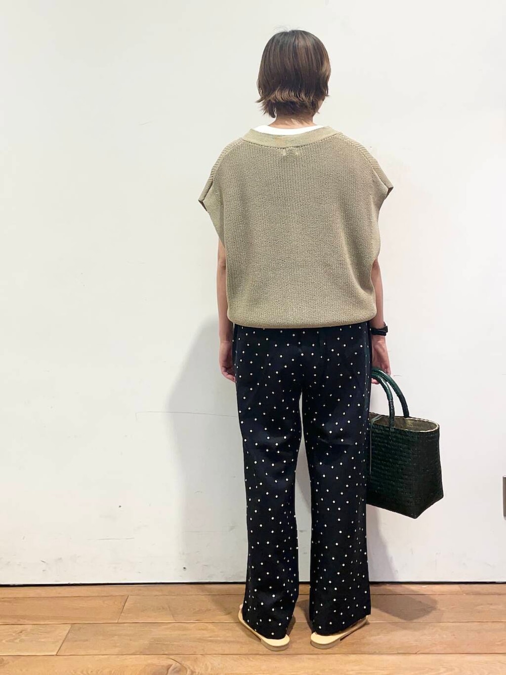 「大人カジュアル、urbanresearchdoors、ママコーデ、アーバンリサーチドアーズ、低身長コーデ、30代、ママファッション、キレイめカジュアル、最旬サンダルスタイル」|「URBAN RESEARCH DOORSのリネンライクVネックベスト(ベスト、ベージュ系)」を使った、urd_nanakoさん(レディース・154cm)の夏コーディネートの5枚目の写真