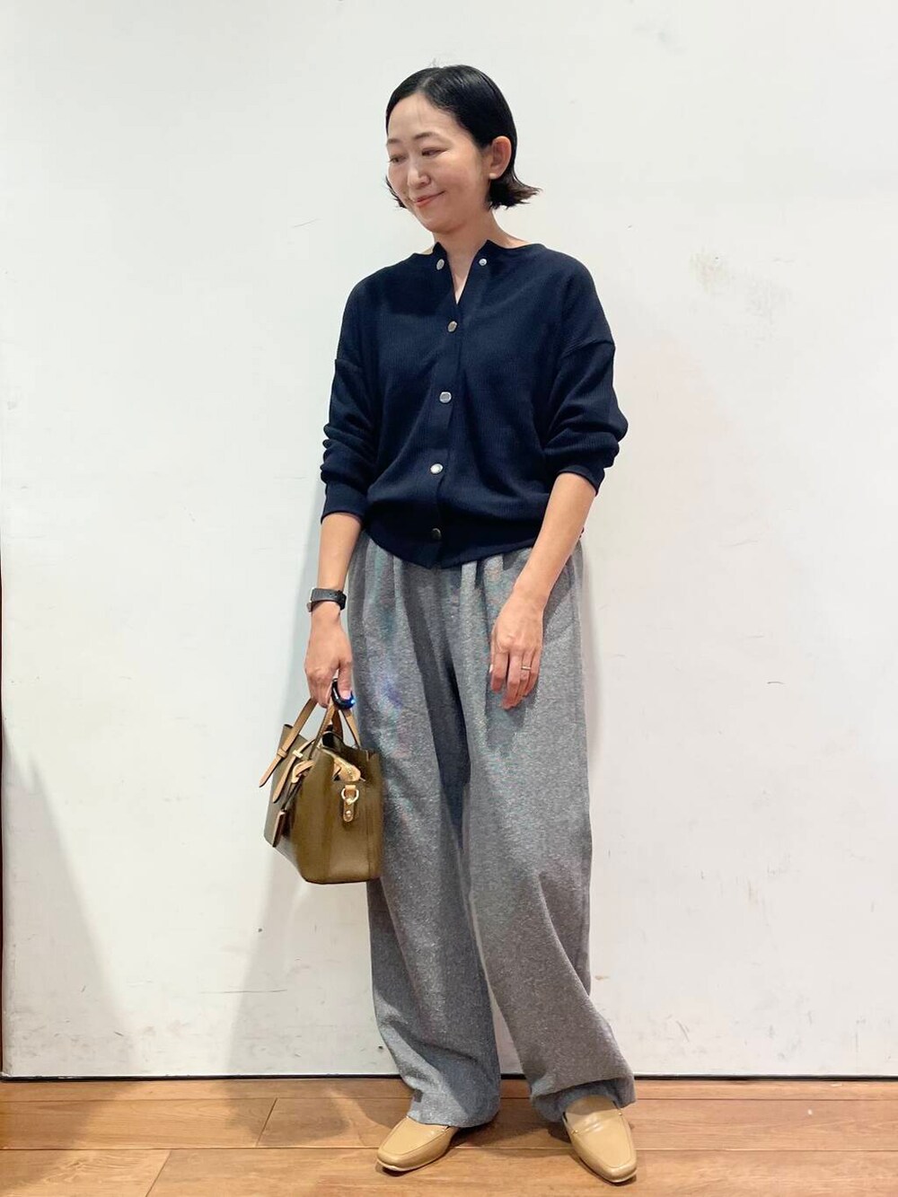 ベージュ系のローファー、グレー系のその他パンツ、ブルー系のカーディガン/ボレロを着用したレディースの秋コーディネートの2枚目の写真