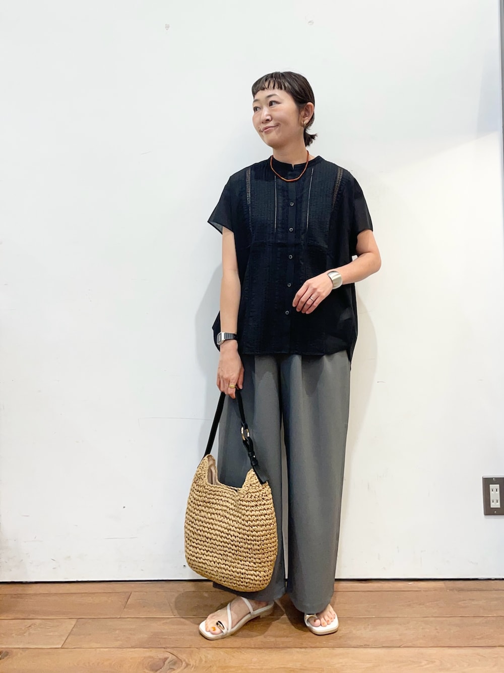 ブラック系のシャツ/ブラウス、グレー系のサンダル、グレー系のその他パンツを着用したレディースの夏コーディネートの3枚目の写真