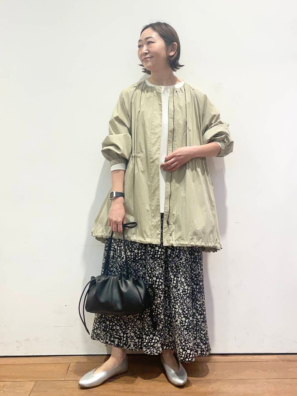 「大人カジュアル、urbanresearchdoors、ママコーデ、アーバンリサーチドアーズ、doors、低身長コーデ、30代、ママファッション、春カラーコーデ、キレイめカジュアル」|「URBAN RESEARCH DOORSのVカットパンプス(パンプス、シルバー系)」を使った、urd_nanakoさん(レディース・154cm)の春コーディネートの3枚目の写真
