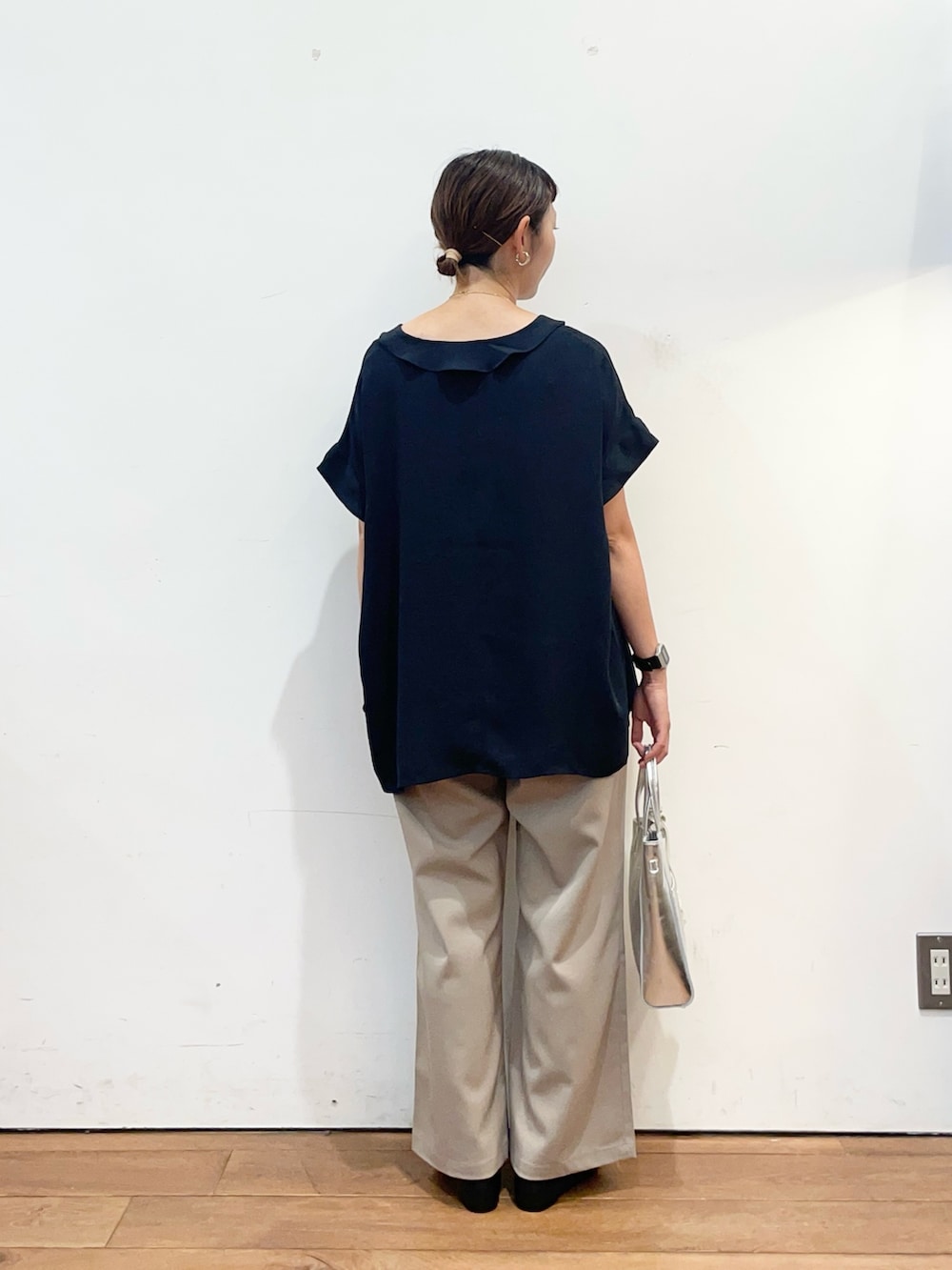 ブルー系のシャツ/ブラウス、シルバー系のトートバッグ、ブラック系のパンプスを着用したレディースの秋コーディネートの4枚目の写真