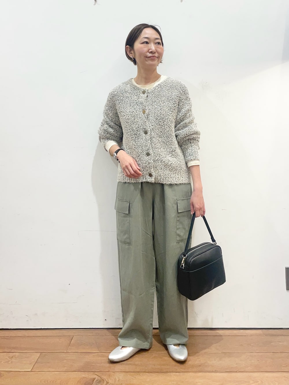 ホワイト系のTシャツ/カットソー、グリーン系のその他パンツ、ブラック系のショルダーバッグを着用したレディースの春コーディネートの2枚目の写真