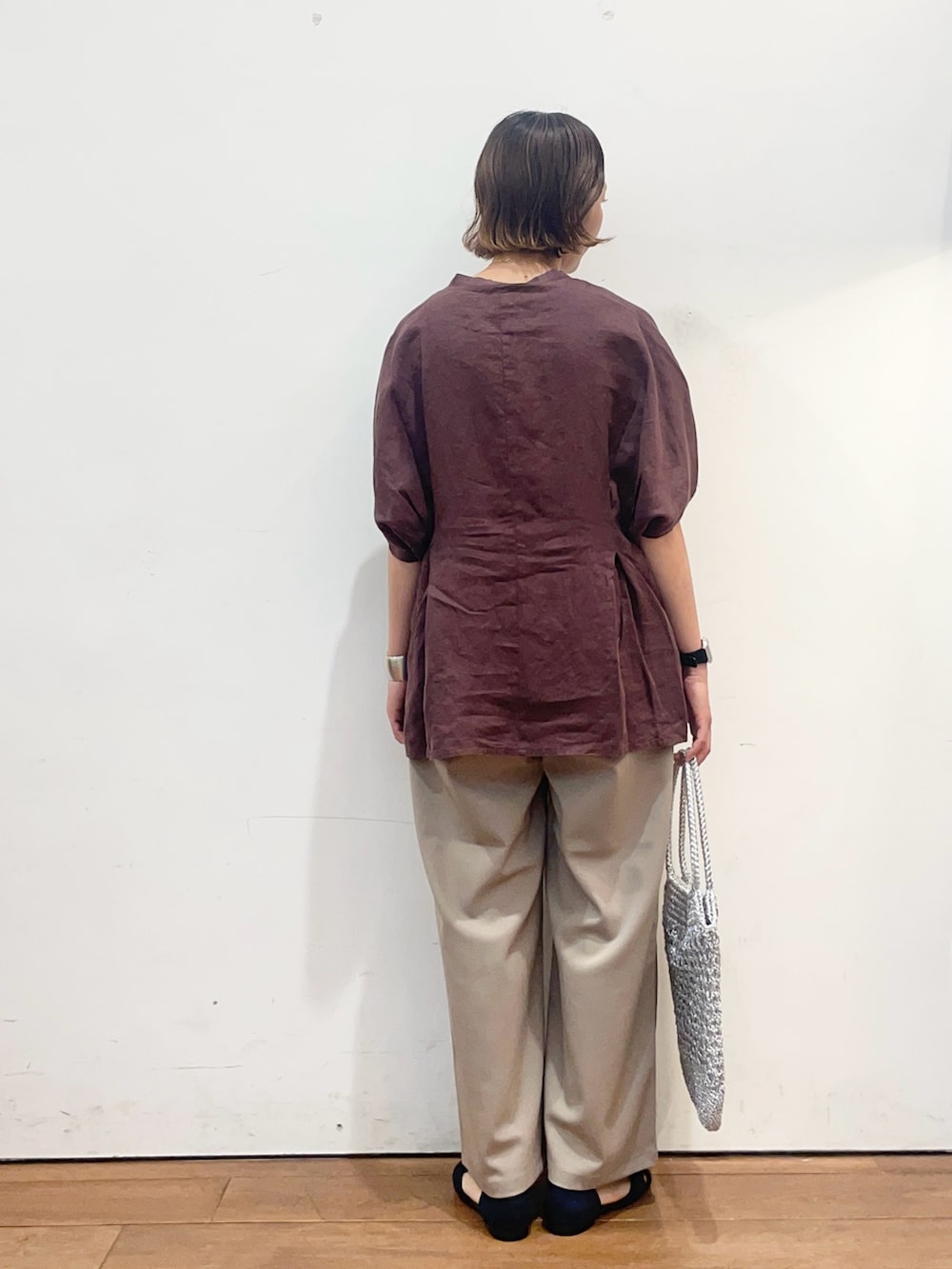レッド系のシャツ/ブラウス、ベージュ系のその他パンツ、ブルー系のサンダルを着用したレディースの春コーディネートの5枚目の写真
