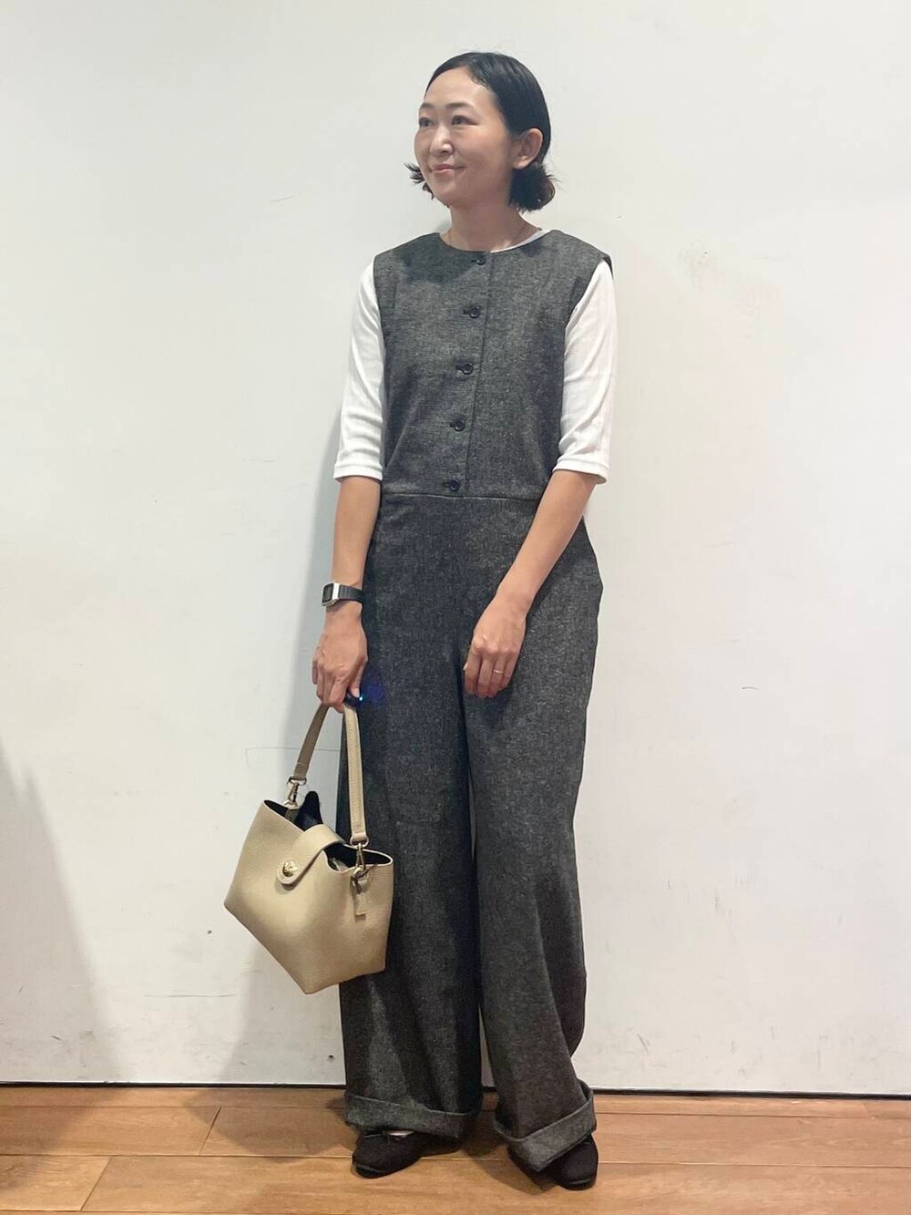 ブラック系のバレエシューズ、ホワイト系のTシャツ/カットソー、ベージュ系のショルダーバッグを着用したレディースの秋コーディネートの6枚目の写真