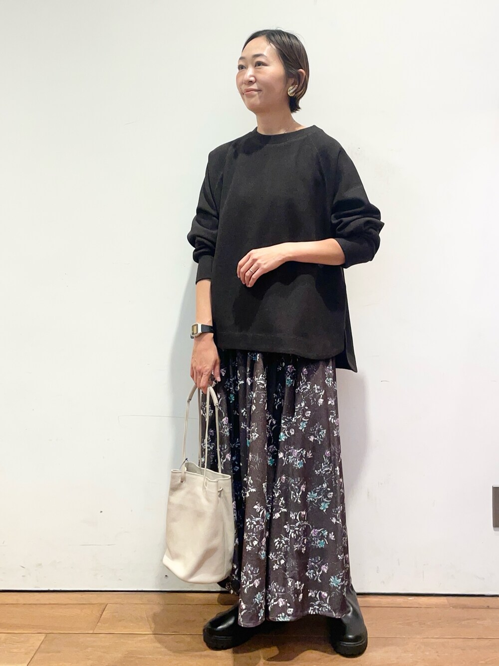 ブラック系のブーツ、グレー系のTシャツ/カットソー、ブラウン系のスカートを着用したレディースの秋コーディネートの3枚目の写真