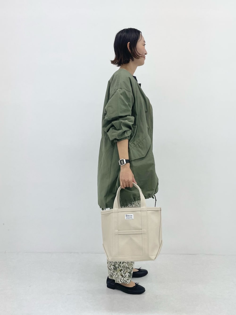 「URBAN RESEARCH DOORS、URBAN RESEARCH DOORS WOMENS、アーバンリサーチドアーズ、ママコーデ、春アウター、モッズコート、30代コーデ、きれいめカジュアル、キレイめカジュアル」｜「URBAN RESEARCH DOORSのやわらかバレエシューズ（パンプス、ブラック系）」を使った、urd_nanakoさん（レディース・154cm）の春コーディネートの4枚目の写真
