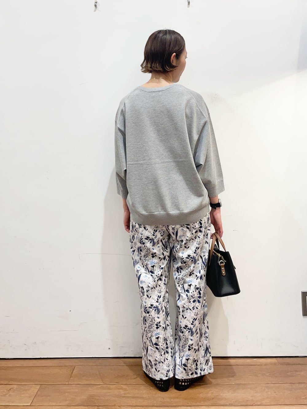 グレー系のTシャツ/カットソー、グレー系のその他パンツ、ブラック系のハンドバッグを着用したレディースの春コーディネートの4枚目の写真