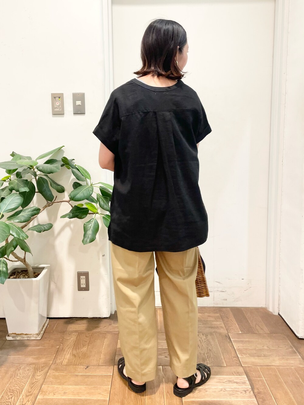 ブラック系のシャツ/ブラウス、ベージュ系のその他パンツ、ブラック系のサンダルを着用したレディースの夏コーディネートの3枚目の写真