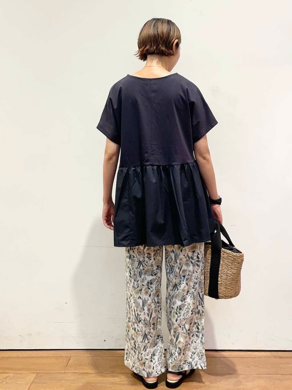 「大人カジュアル、urbanresearchdoors、ママコーデ、アーバンリサーチドアーズ、低身長コーデ、30代、ママファッション、キレイめカジュアル、一枚で決まるtシャツ」|「RODE SKOのナチュラルカゴバッグ(ハンドバッグ、ベージュ系)」を使った、urd_nanakoさん(レディース・154cm)の夏コーディネートの5枚目の写真