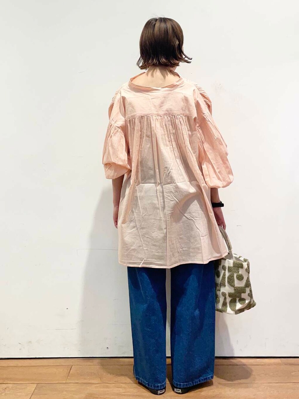 ブルー系のデニムパンツ、ピンク系のシャツ/ブラウスを着用したレディースの春コーディネートの4枚目の写真