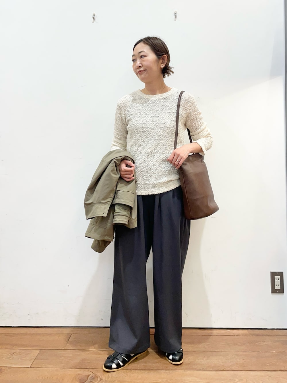 グリーン系のブルゾン、ホワイト系のTシャツ/カットソー、グレー系のその他パンツを着用したレディースの春コーディネートの6枚目の写真