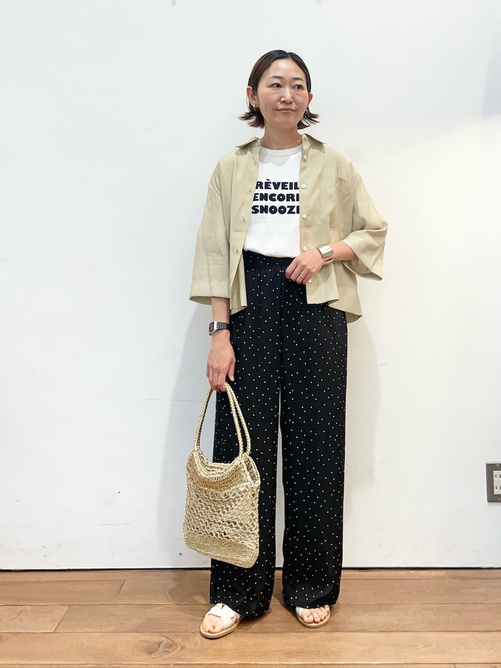 ベージュ系のシャツ/ブラウス、その他のTシャツ/カットソー、ブラック系のその他パンツを着用したレディースの夏コーディネートの2枚目の写真