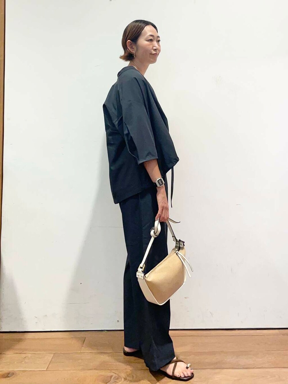 ホワイト系のショルダーバッグ、グレー系のシャツ/ブラウス、グレー系のその他パンツを着用したレディースの夏コーディネートの5枚目の写真