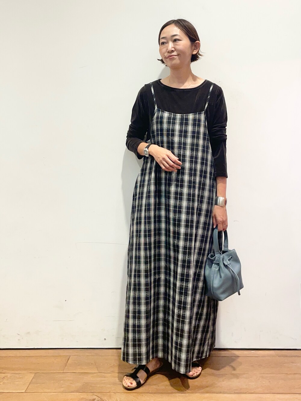 ブラック系のサンダル、ブラック系のワンピースを着用したレディースの夏コーディネートの3枚目の写真