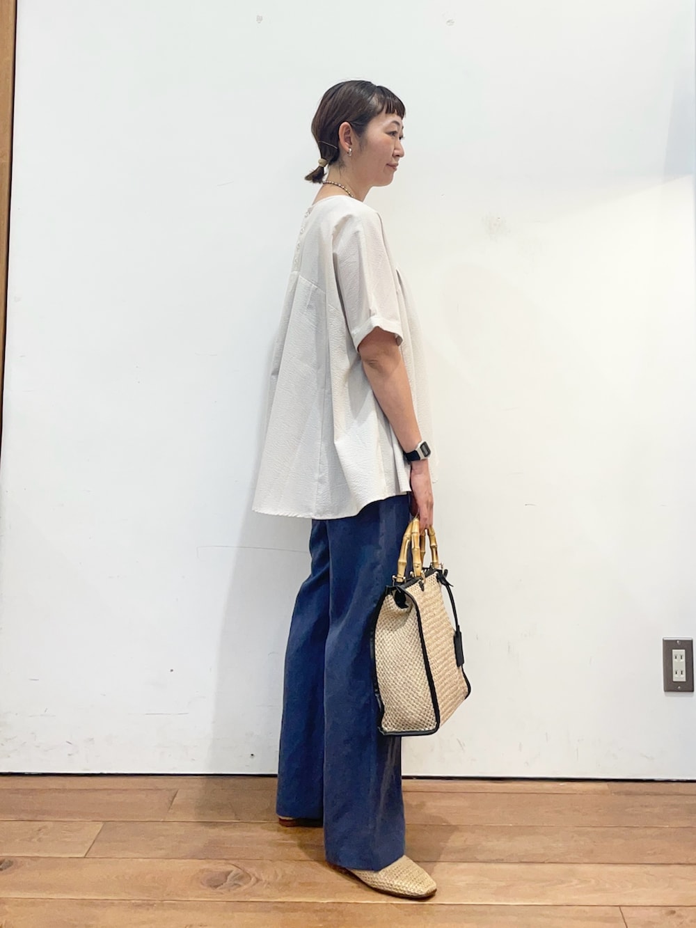 グレー系のシャツ/ブラウス、ベージュ系のバレエシューズ、ブルー系のその他パンツを着用したレディースの夏コーディネートの3枚目の写真
