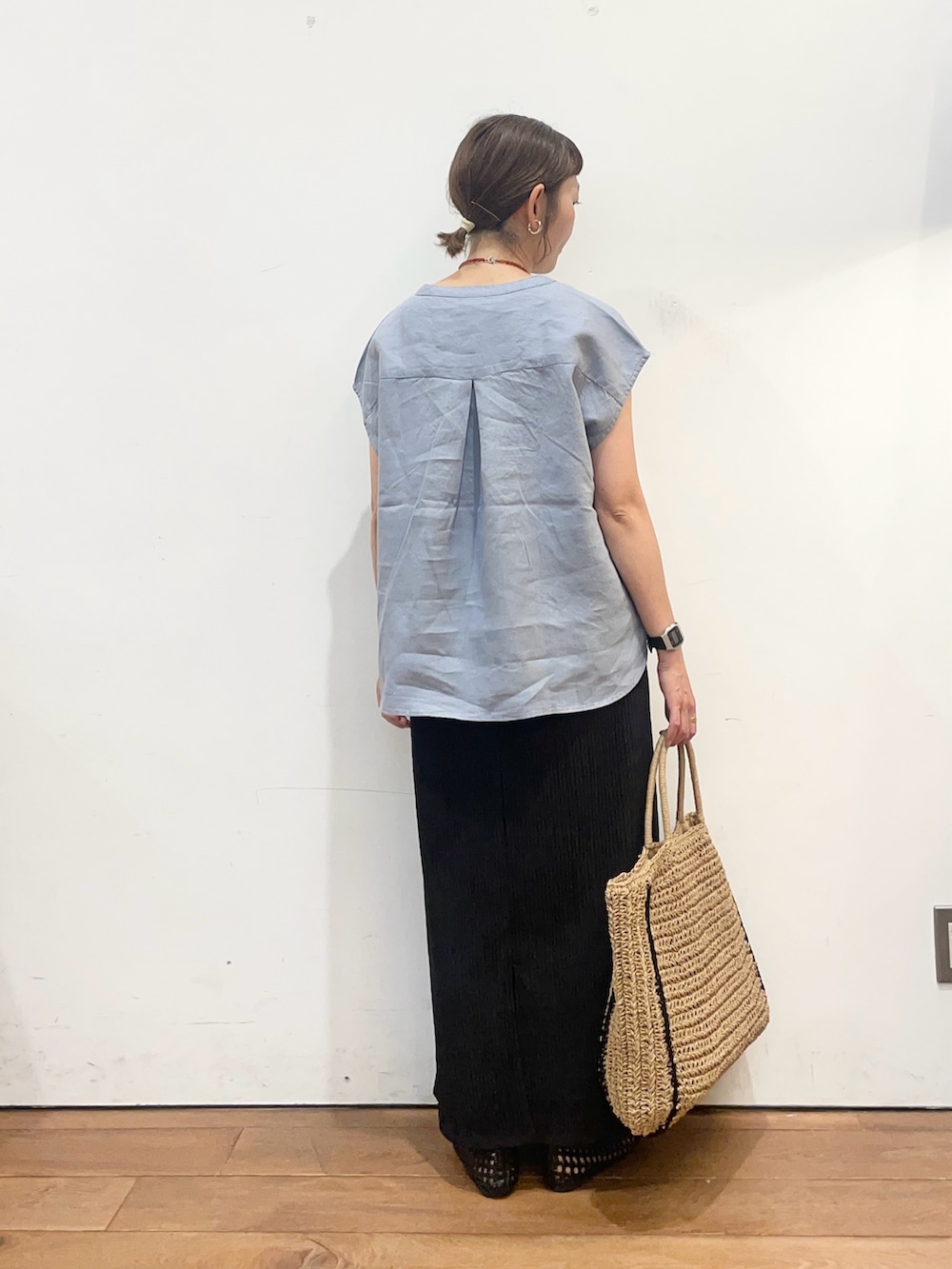 ブルー系のシャツ/ブラウス、ベージュ系のトートバッグ、ブラック系のサンダルを着用したレディースの夏コーディネートの4枚目の写真