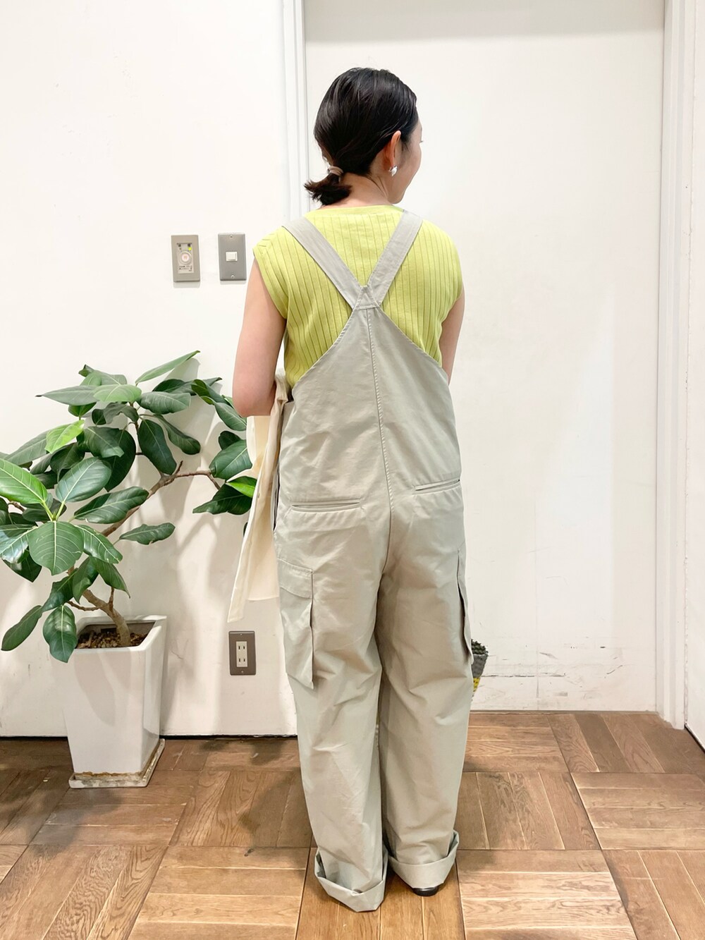 ベージュ系のサロペット/オーバーオール、イエロー系のTシャツ/カットソー、ホワイト系のシャツ/ブラウスを着用したレディースの夏コーディネートの4枚目の写真