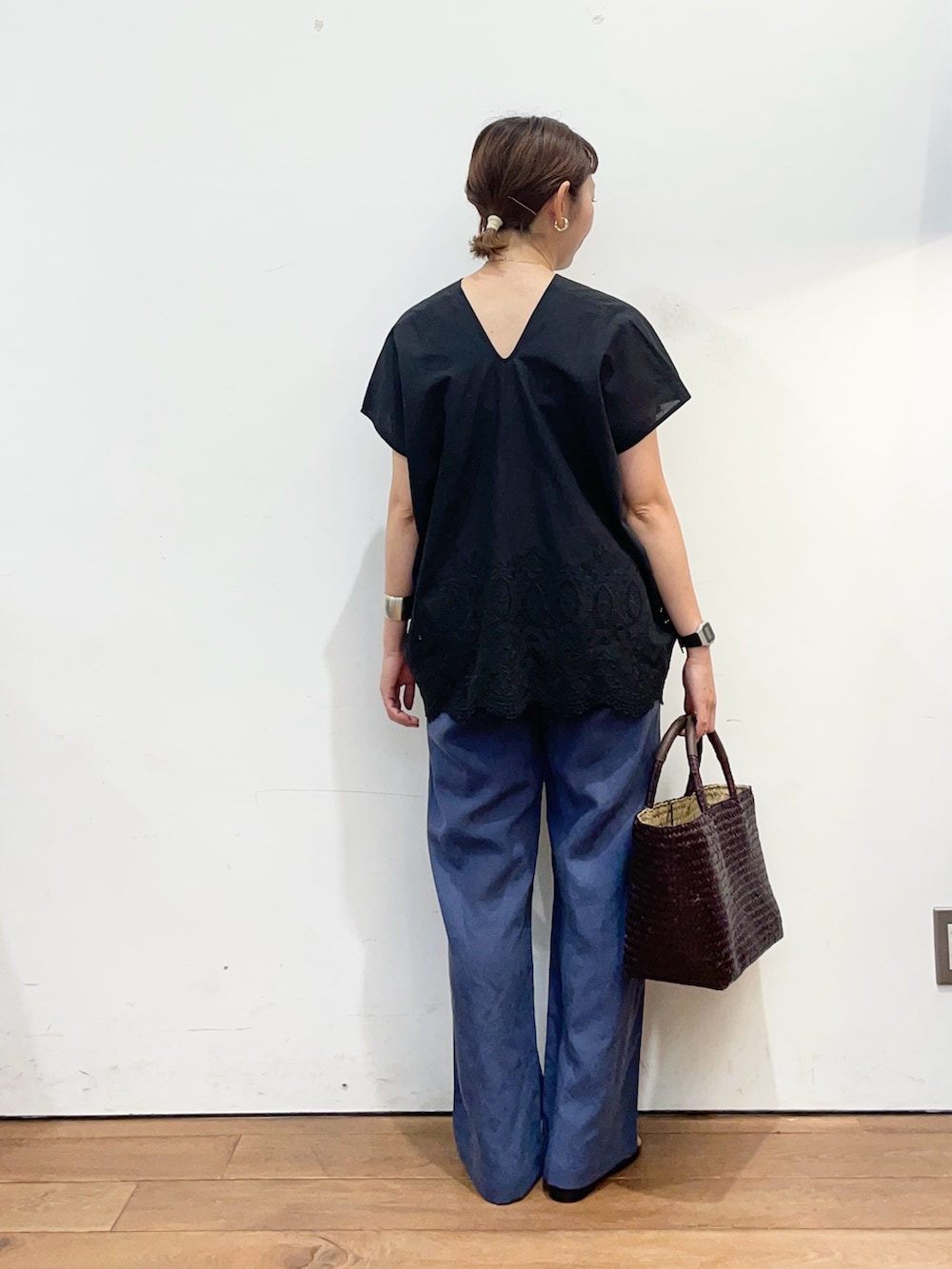 グレー系のシャツ/ブラウス、ブラウン系のトートバッグ、ブルー系のその他パンツを着用したレディースの夏コーディネートの4枚目の写真