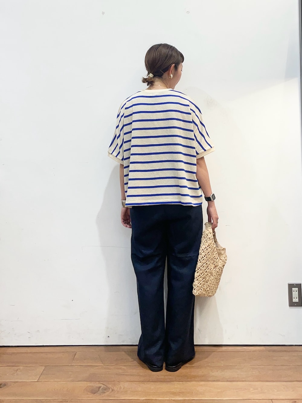 ブルー系のTシャツ/カットソー、ブルー系のその他パンツ、ベージュ系のハンドバッグを着用したレディースの夏コーディネートの4枚目の写真
