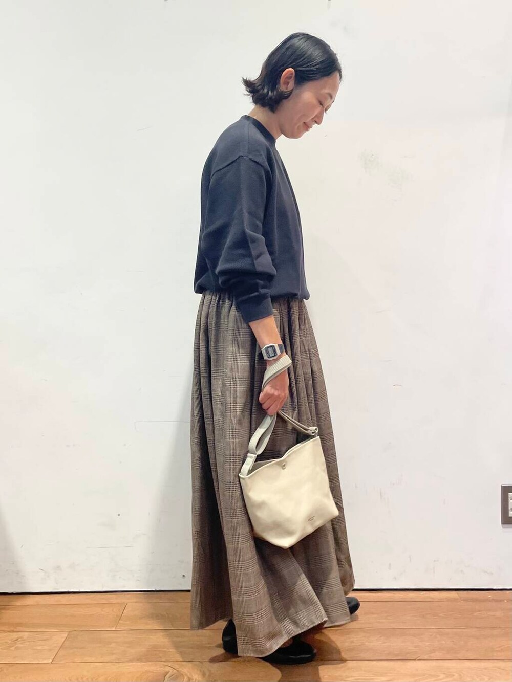 その他のスカート、ベージュ系のショルダーバッグ、ブラック系のTシャツ/カットソーを着用したレディースの秋コーディネートの6枚目の写真