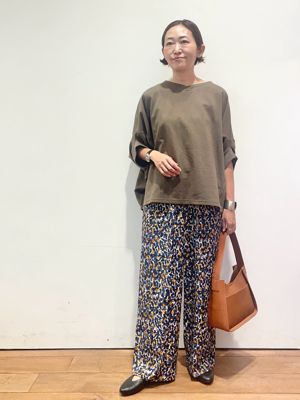 グリーン系のTシャツ/カットソー、ブラウン系のハンドバッグ、ブルー系のその他パンツを着用したレディースの夏コーディネートの3枚目の写真